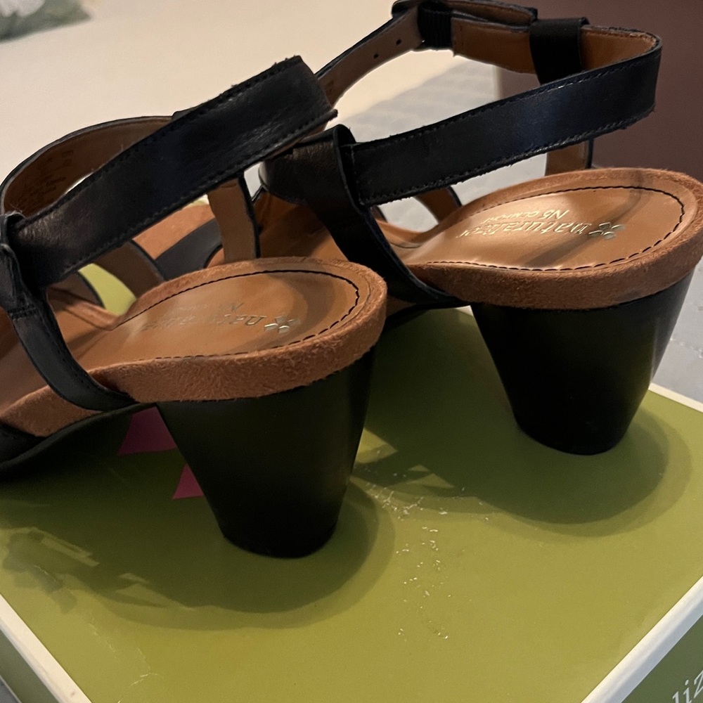 Naturalizer Engrid Black size 6 sandal. - Picture 8 of 11